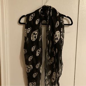 Classic Silk McQueen Skull scarf, black and white